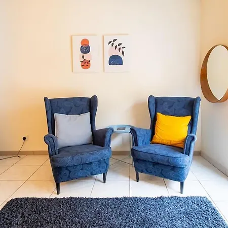 Charming With Reading Nook & View 아파트 *