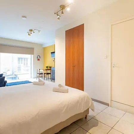 Charming With Reading Nook & View 아파트 *