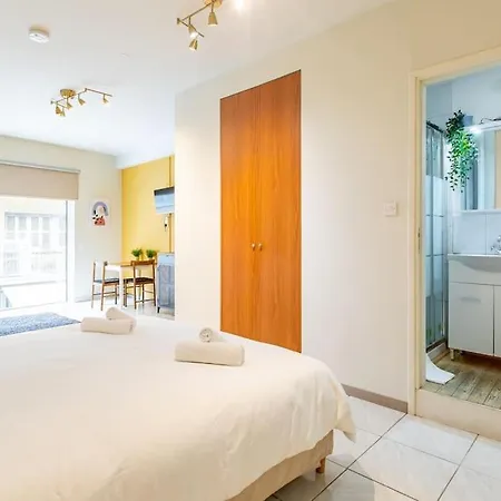 Charming With Reading Nook & View 아파트 *