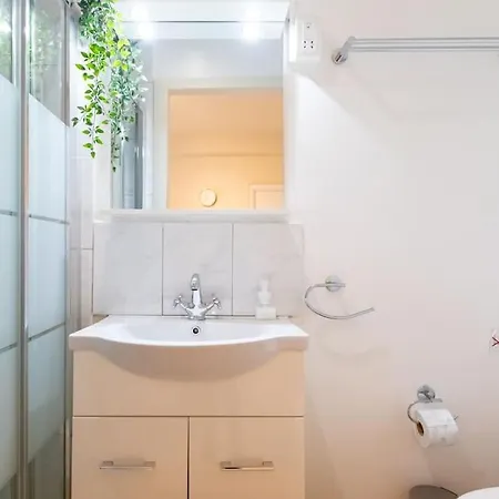 Charming With Reading Nook & View *