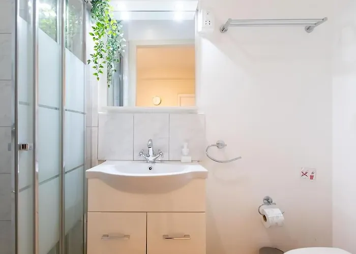 Charming With Reading Nook & View *