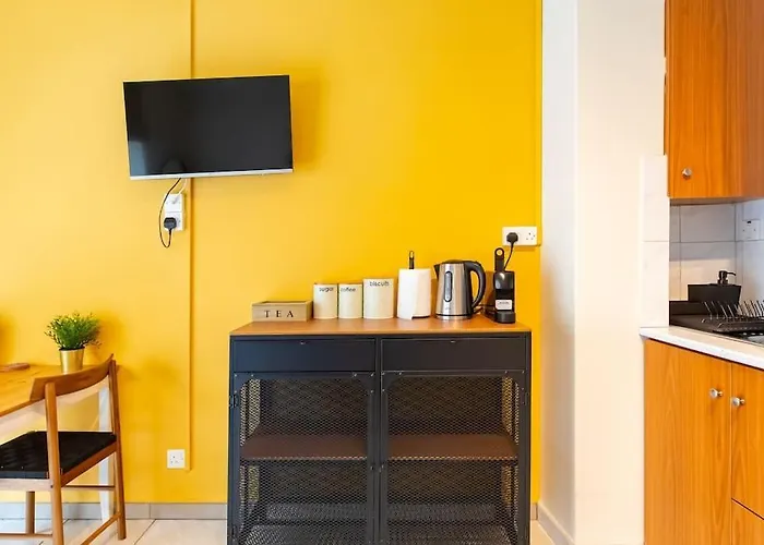 Charming With Reading Nook & View アパート ニコシア